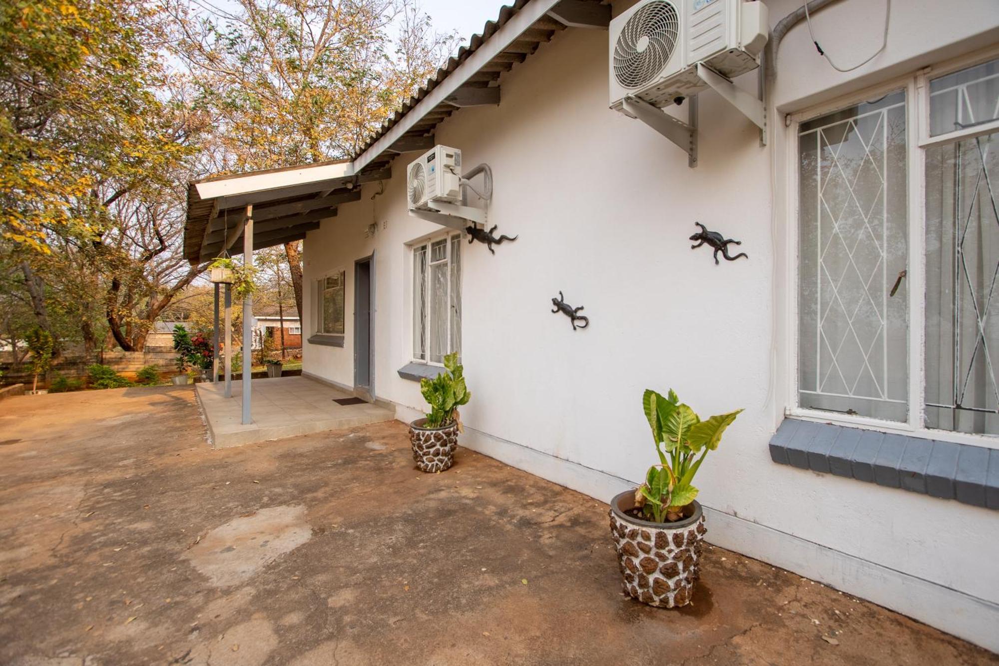 Wood Road Guest Lodge Victoria Falls Exterior photo