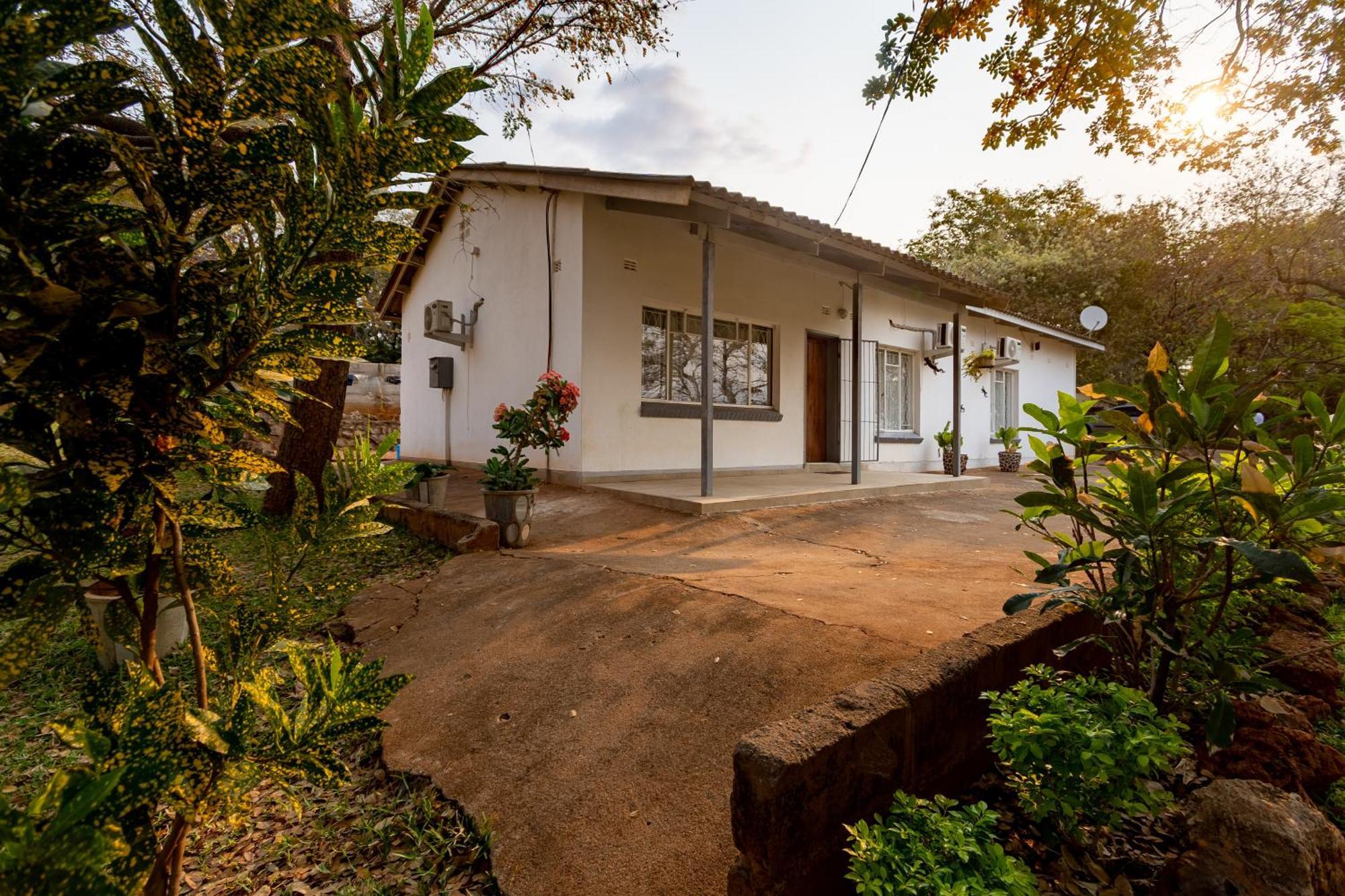 Wood Road Guest Lodge Victoria Falls Exterior photo