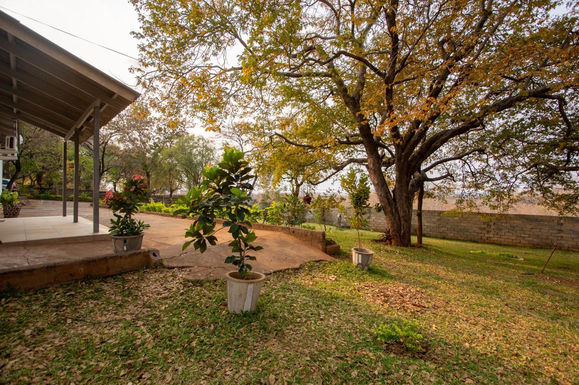 Wood Road Guest Lodge Victoria Falls Exterior photo